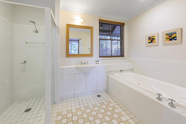 Oaks Cypress Lakes Resort 1 Bedroom Villa Bathroom 600x400px.jpg